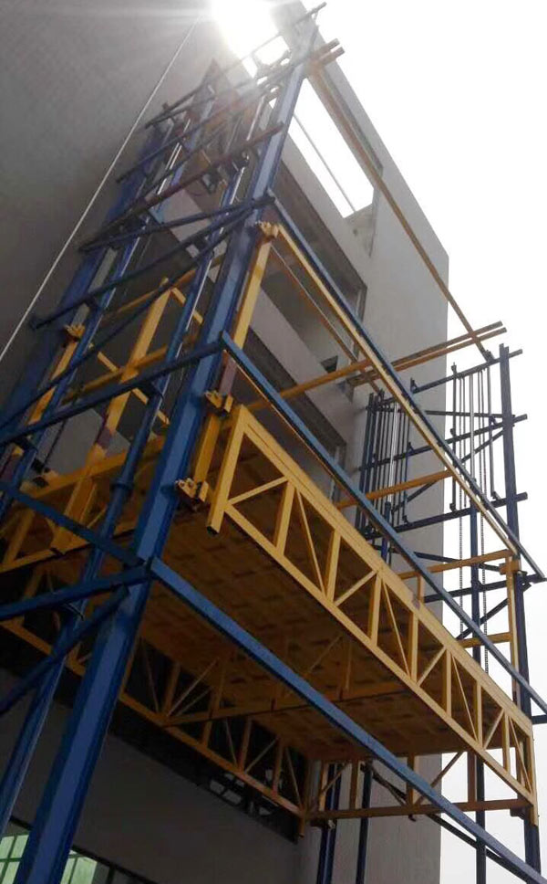 室外贴墙导轨式货梯产品优点